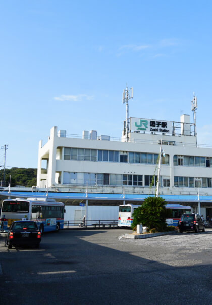 JR逗子駅の外観と駅前ロータリーの写真